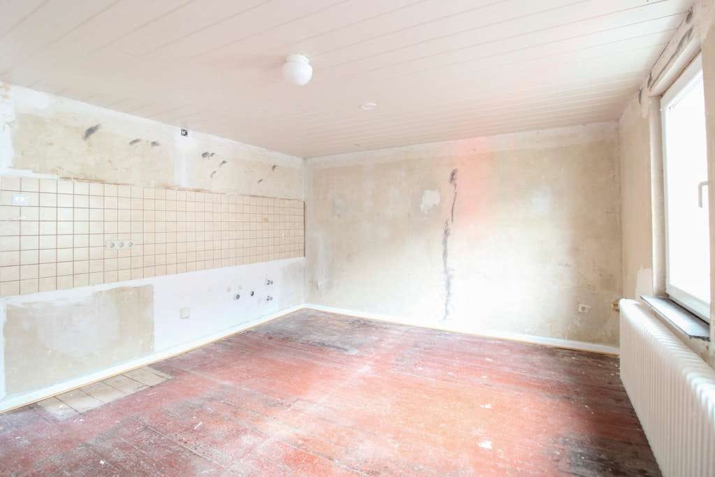 Immobilie in Weinbach - Sanierungsbedürftiges Wohnhaus mit Potenzial für Handwerker in Weinbach - Bild 2