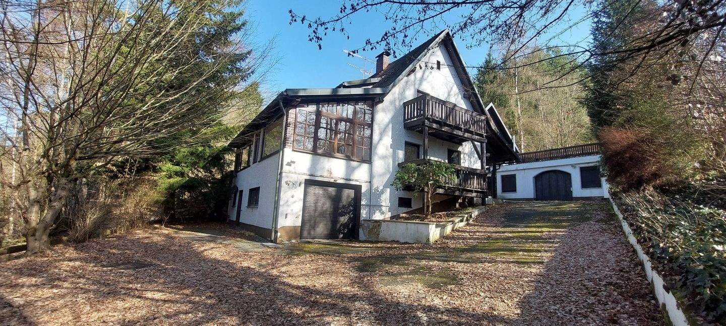 Immobilie in Leuchtenberg - Traumhafte Lage, ländliches Anwesen , 2 Häuser auf 2 Flurstücke mit 2398 m² Grund und ca. 300 m² Wohnfläche in absoluter Waldrandlage ohne Nachbarn  - Bild 1