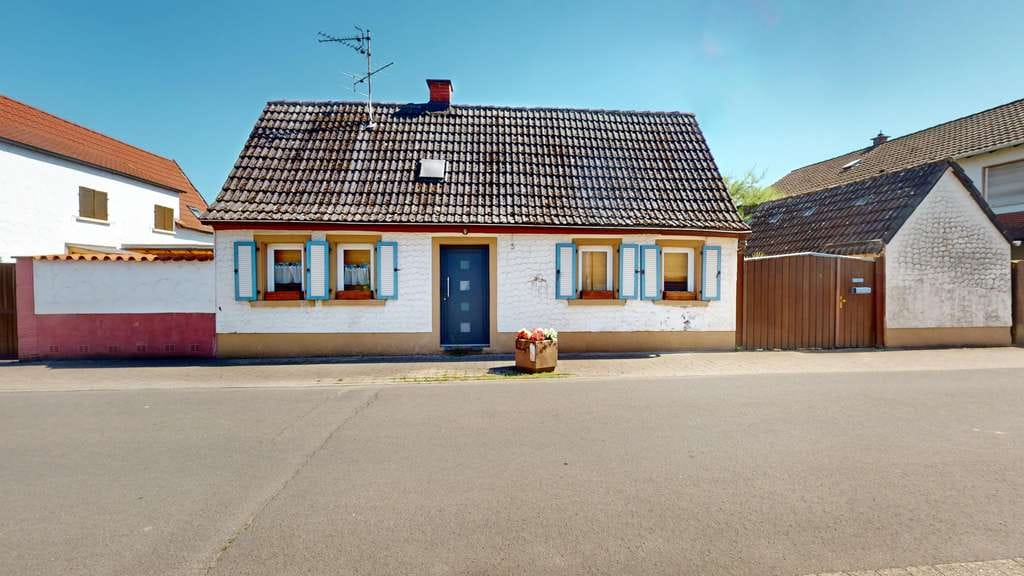 Immobilie in Hanhofen - Klein, fein und voller Möglichkeiten - Fachwerkhaus mit Innenhof - Bild 0