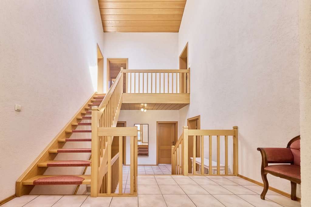 Immobilie in Langenneufnach - Die Brücke zu Ihrem neuen Lebenskonzept 
– großzügiges Zweifamilienhaus mit Traumgarten - Bild 2