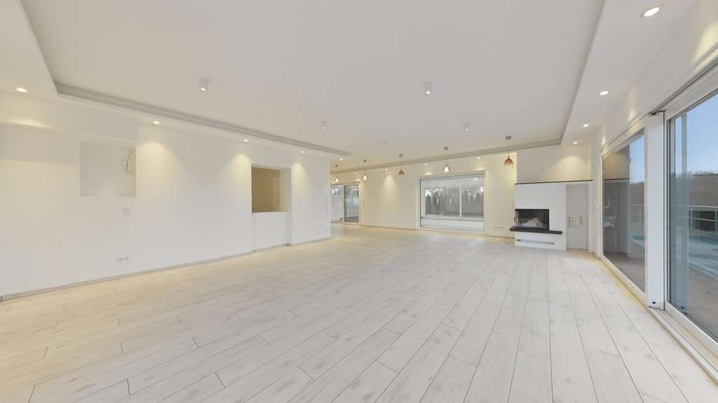 Immobilie in Adelsdorf - Einfamilienhaus mit Pool und zusätzlicher Halle auf großzügigem Grundstück - Bild 3