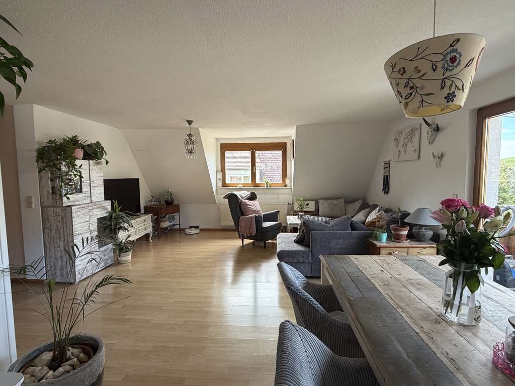 Immobilie in Ebringen - Große 2 Zimmer Dachgeschosswohnung in Ebringen mit Panoramablick - Bild 1