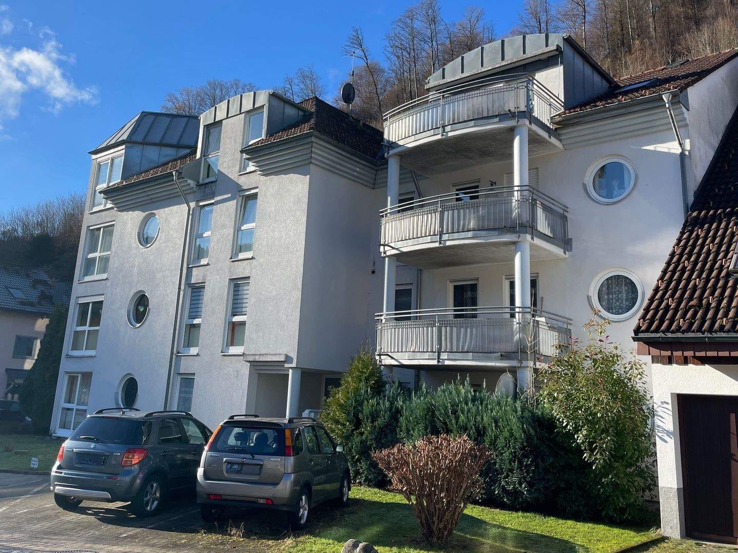 Immobilie in Zell im Wiesental - 2-Zimmer-Dachgeschosswohnung mit großem Balkon, Einbauküche, ausgebautem Dachspitz und Pkw-Stellplatz im Freien - Bild 2
