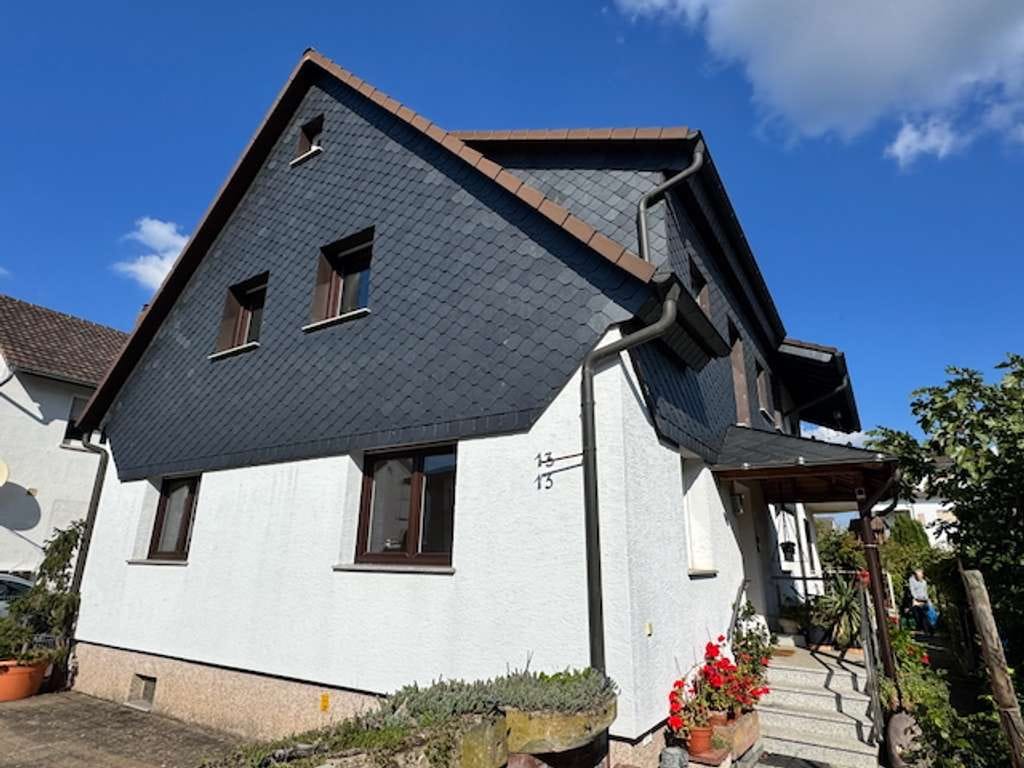 Immobilie in Schaafheim - Sehr gepflegtes Zweifamilienhaus auf einem großzügigen Grundstück direkt in Schaafheim! - Bild 1