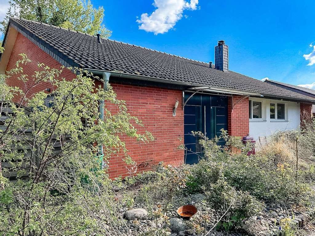 Immobilie in Sarstedt - Idyllisches Einfamilienhaus mit Charme in Sarstedt auf Erbpachtgrundstück - Bild 0