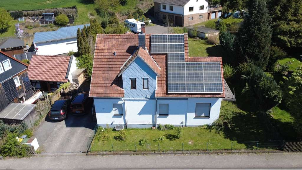 Immobilie in Hofgeismar - Charmantes Einfamilienhaus mit großem Garten, PV-Anlage & neuer Technik - 784 m² Grundstück - Bild 1