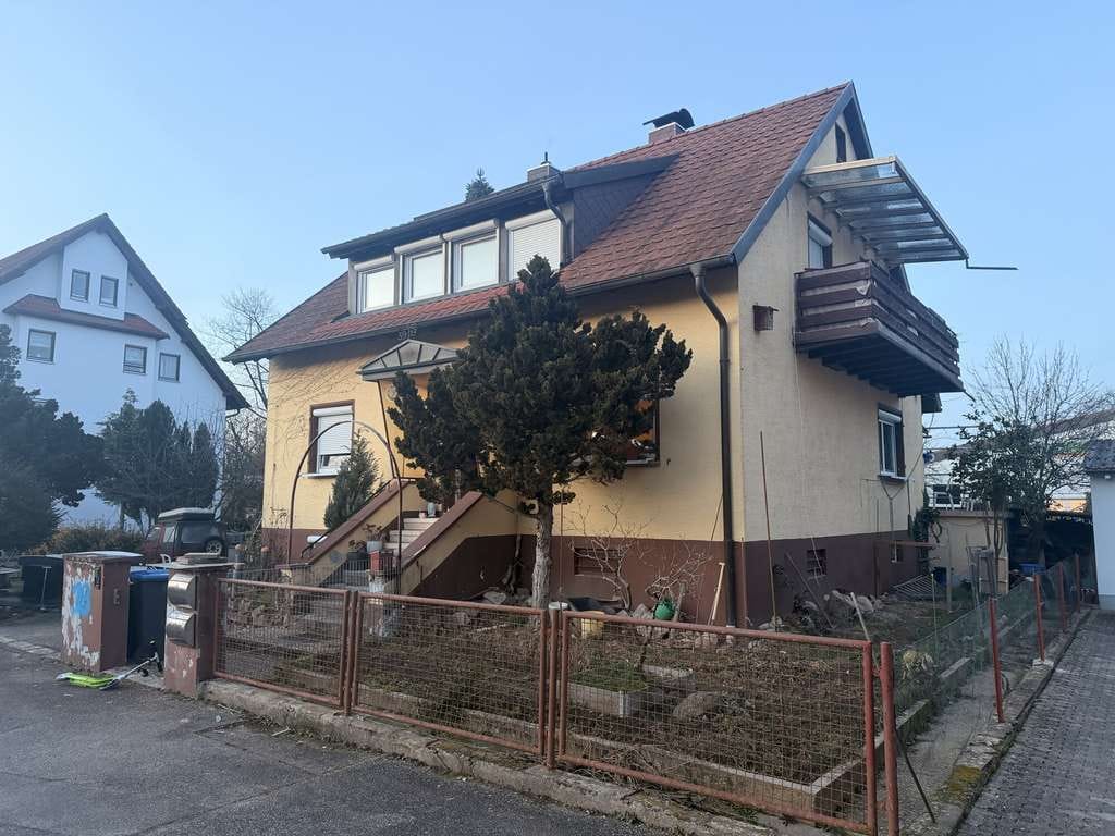 Immobilie in Teningen - MIT POTENZIAL ZUR TEILUNG UND NEUBAU! Freistehendes vermietetes EFH/MFH mit 3 Wohneinheiten, Garagen - Bild 1
