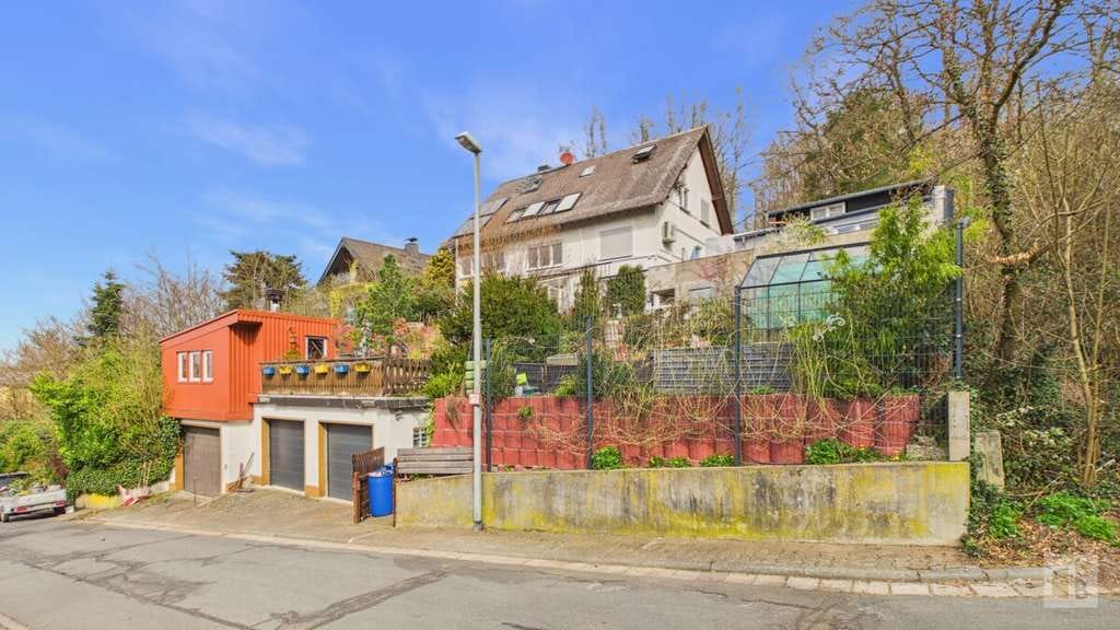 Immobilie in Bad Schwalbach - Naturnahes Wohnen mit Weitblick & Pool | 3 Wohnungen mit 333 m² | Nähe Bad Schwalbach und Wiesbaden - Bild 0