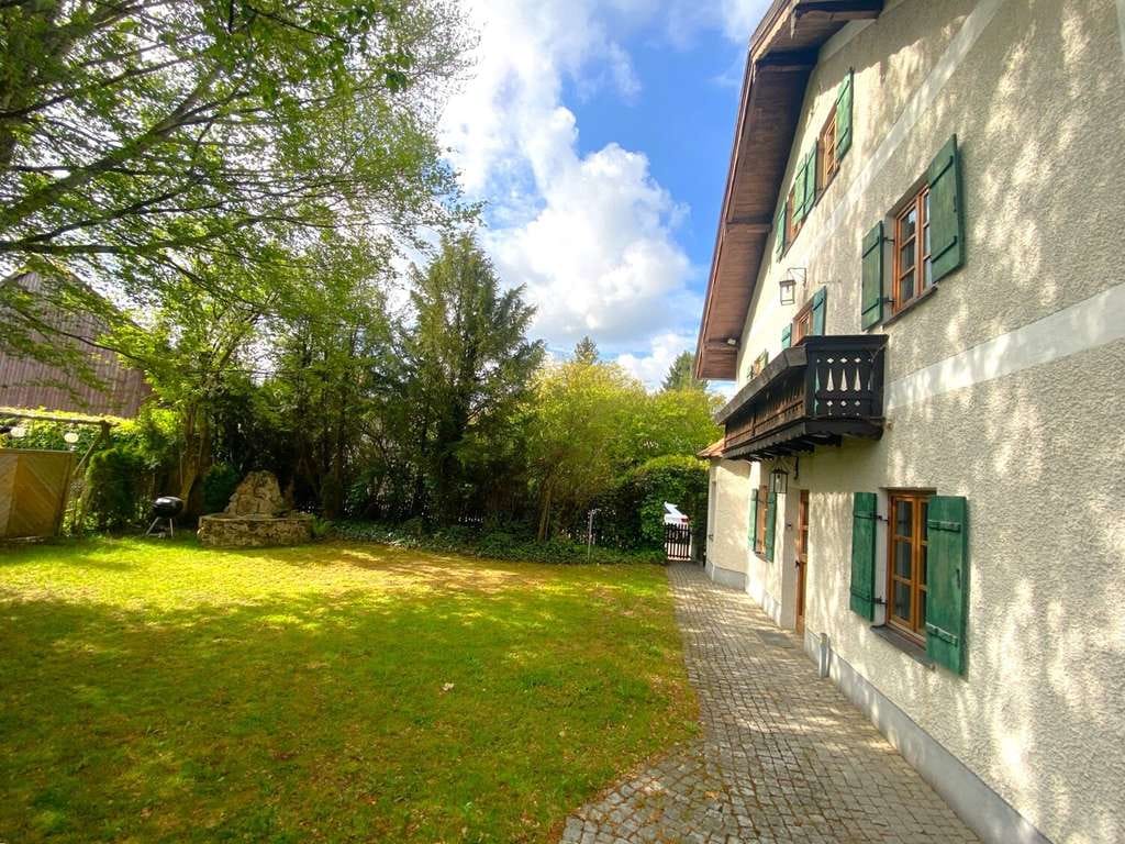 Immobilie in Egmating - Charmantes und energieeffizientes Zweifamilienhaus mit Eigennutz und renditestarken Einliegerwohnung - Bild 1