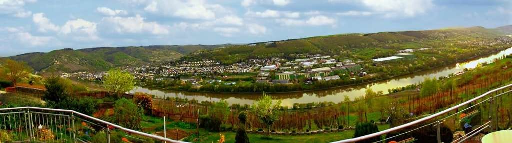 Immobilie in Bernkastel-Kues - Blick auf Bernkastel-Kues! Privates Wohnhaus/B&B/Hotel/Restaurant mit 180 Grad-Blick ins Moseltal! - Bild 0