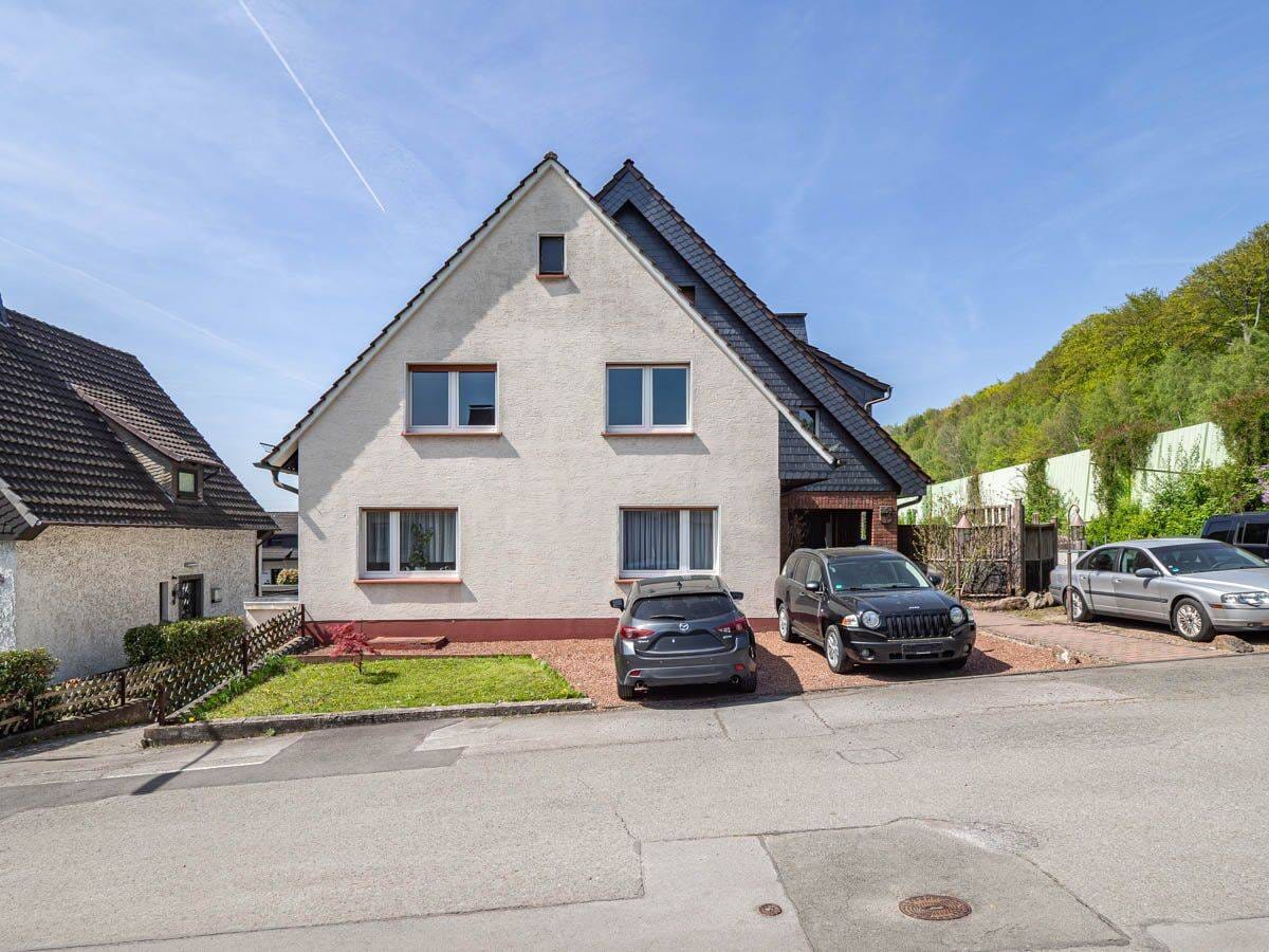 Immobilie in Arnsberg - Großzügiges Zweifamilienhaus mit Einliegerwohnung & vielseitigen Nutzungsmöglichkeiten in Hüsten! - Bild 0