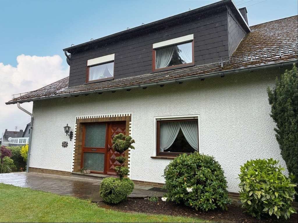 Immobilie in Nauroth - Preisreduzierung - Sie suchen das Besondere ? Großzügiges Wohnhaus mit Gartenparadies  - Bild 3