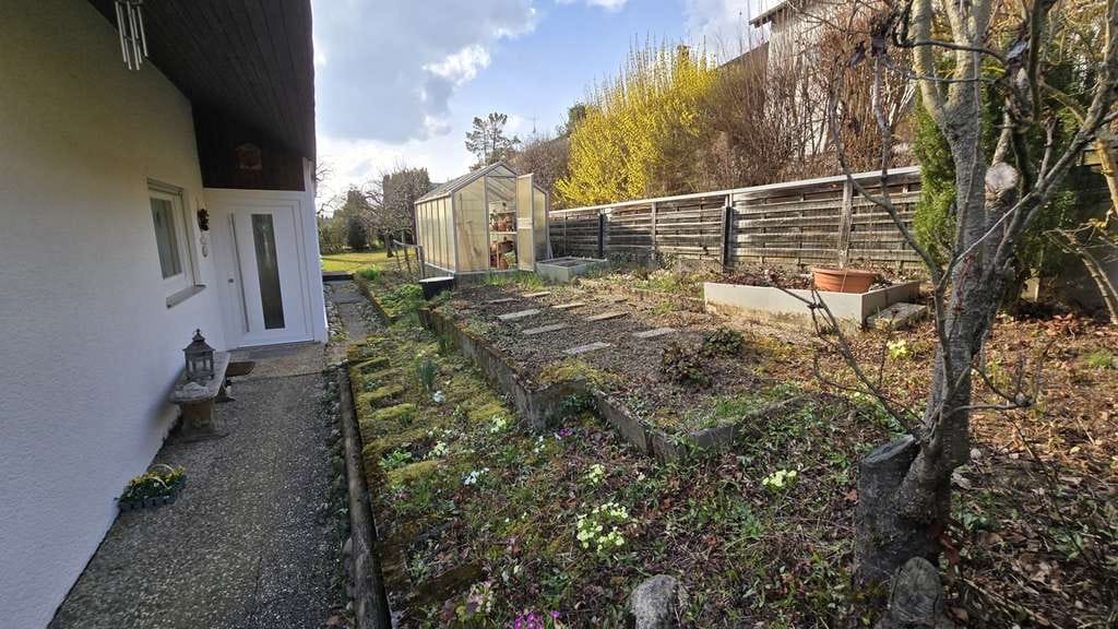 Immobilie in Heimsheim - Großes Einfamilienhaus mit Einliegerwohnung, Wintergarten, Garten u. 3 Garagen sucht neue Eigentümer - Bild 4