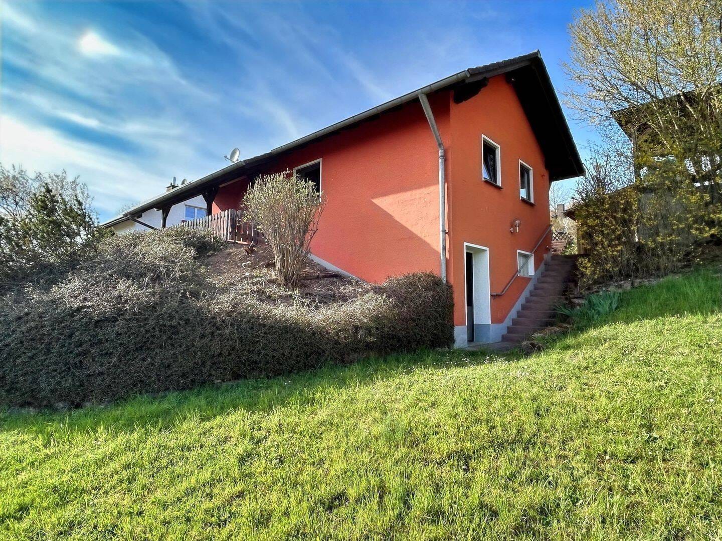 Immobilie in Sinntal - Idylle pur! Attraktives Einfamilienhaus mit Garten in Hanglage sowie Carport und schöner Aussicht - Bild 1