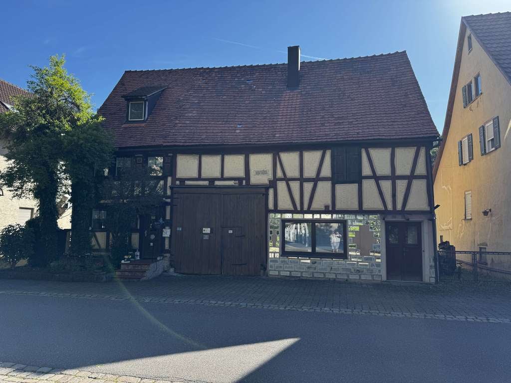 Immobilie in Niederstetten - 55.000 EUR Zuschuss sichern! Platz ohne Ende: Haus mit großer Scheune im Sanierungsgebiet - Bild 0