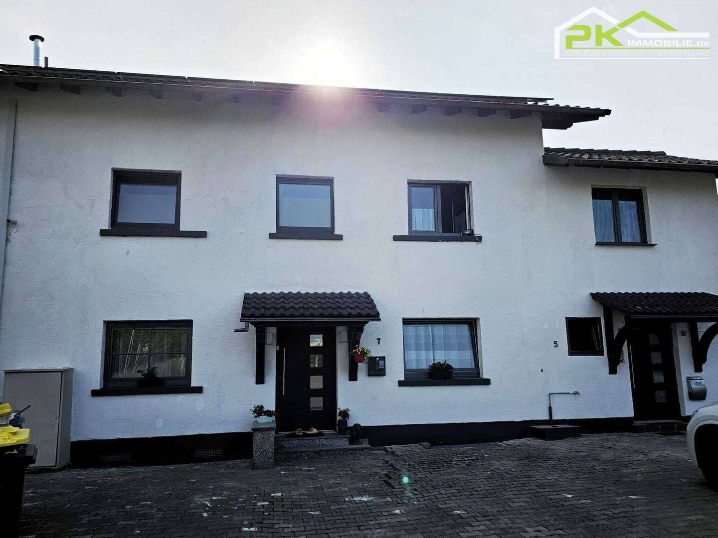 Immobilie in Bad Nauheim - Doppelhaus mit ausgebautem Untergeschoss großer Garage und Garten! TOP für selbständige Hadwerker! - Bild 1
