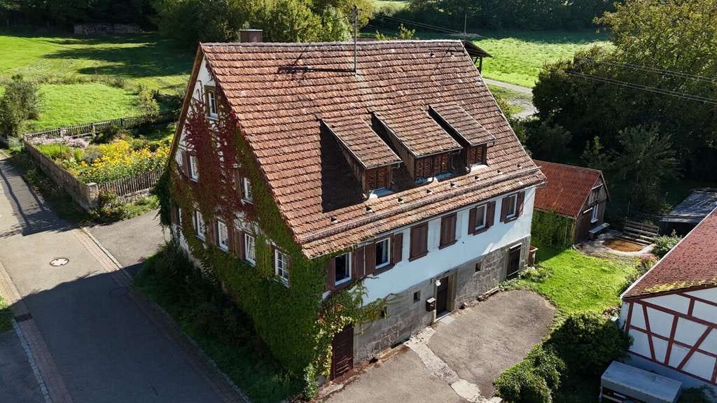 Immobilie in Wolpertshausen - DENKMALGESCHÜTZTES
ZWEIFAMILIENWOHNHAUS 
IN UNTERSCHEFFACH - Bild 2
