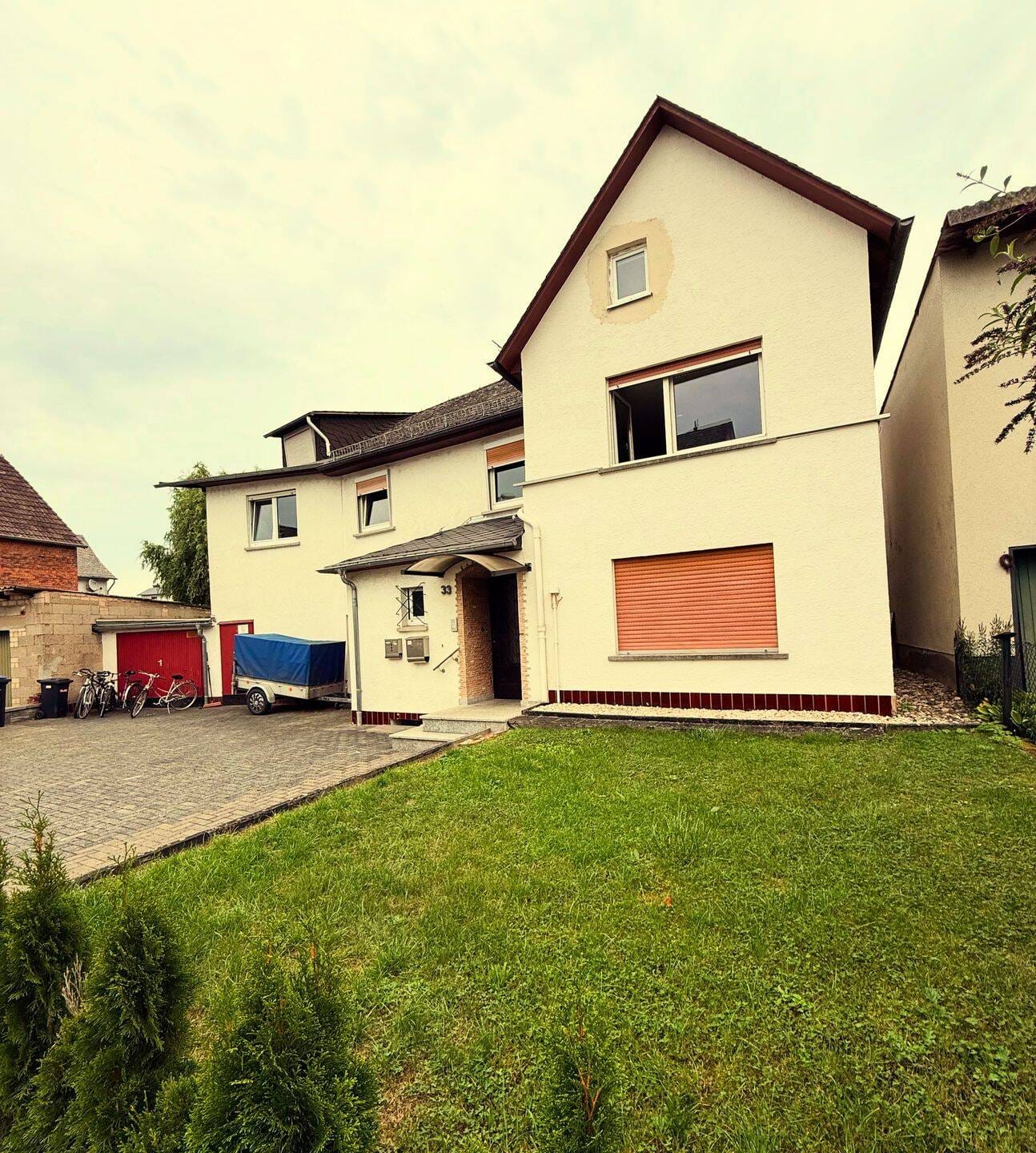 Immobilie in Solms - Mehrfamilienhaus mit 2 Wohnungen in Solms OT mit Garten & Garagen - Bild 0
