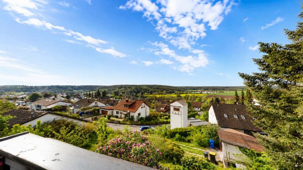 Immobilie in Emskirchen - Viel Platz für neue Ideen: Einfamilienhaus mit Gartenparadies und Entwicklungspotenzial - Bild 0