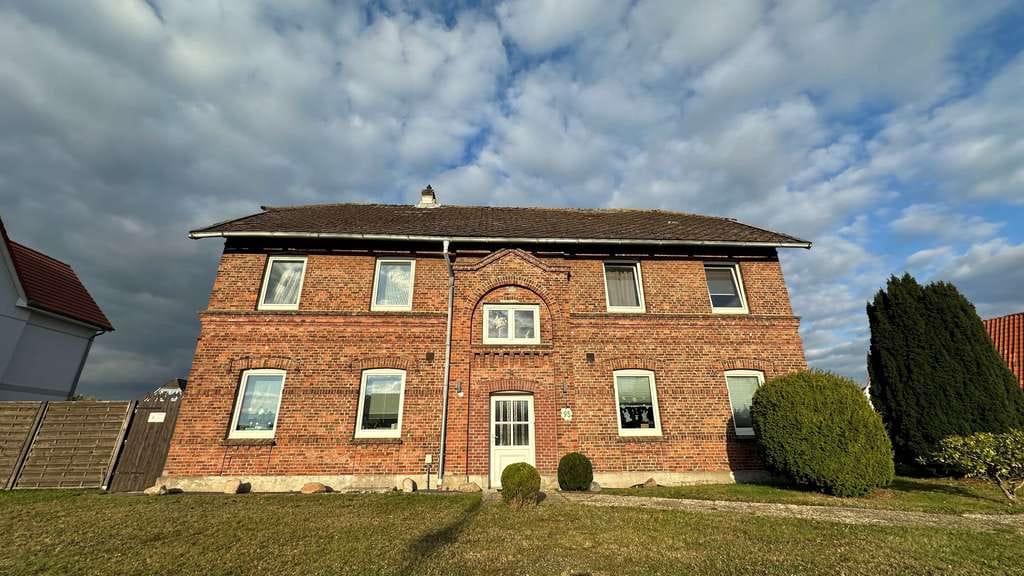 Immobilie in Moorrege - Solides, kleines Mehrfamilienhaus mit Vollkeller und Doppelgarage in Moorrege - Bild 1