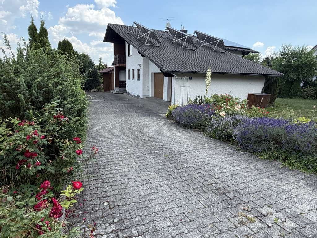 Immobilie in Mainburg - WOHNEN IN DER HALLERTAU - GROSSZÜGIGES EINFAMILIENHAUS MIT GARTEN IN RUHIGER SIEDLUNGSLAGE - Bild 1