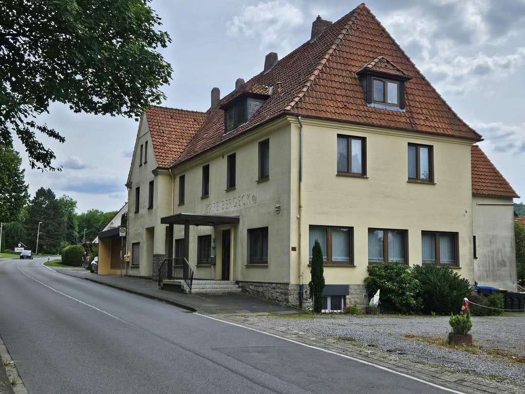 Immobilie in Oerlinghausen - Viel Platz, idyllische Lage, gute Verkehrsanbindung !! - Bild 1