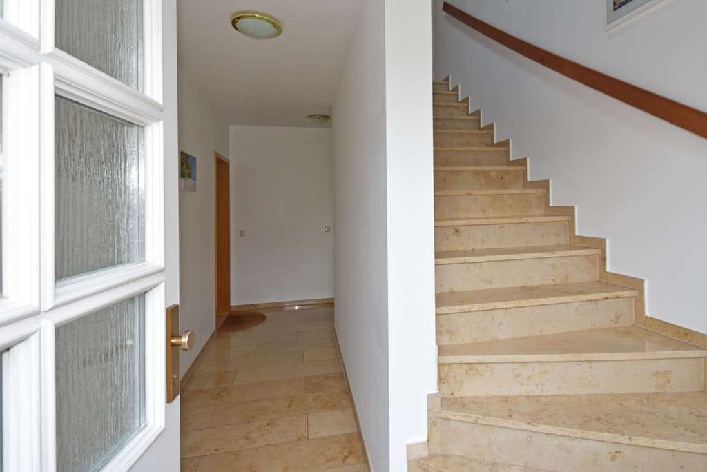 Immobilie in Dassendorf - Haus-im-Haus:  Vermietete 3-Zimmer-Wohnung mit begehbarem Keller, Terrasse, Gartenanteil und Carport - Bild 2