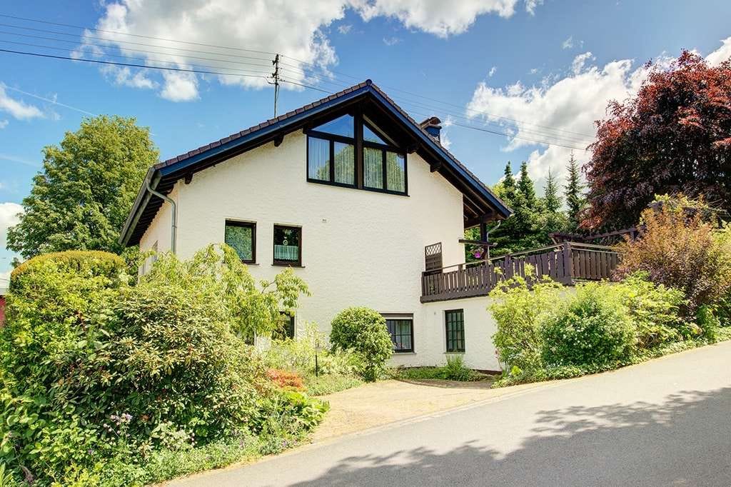 Immobilie in Steinebach an der Wied - Charmantes und geräumiges Familienhaus mit tollem Wohngarten in Streithausen - Bild 0