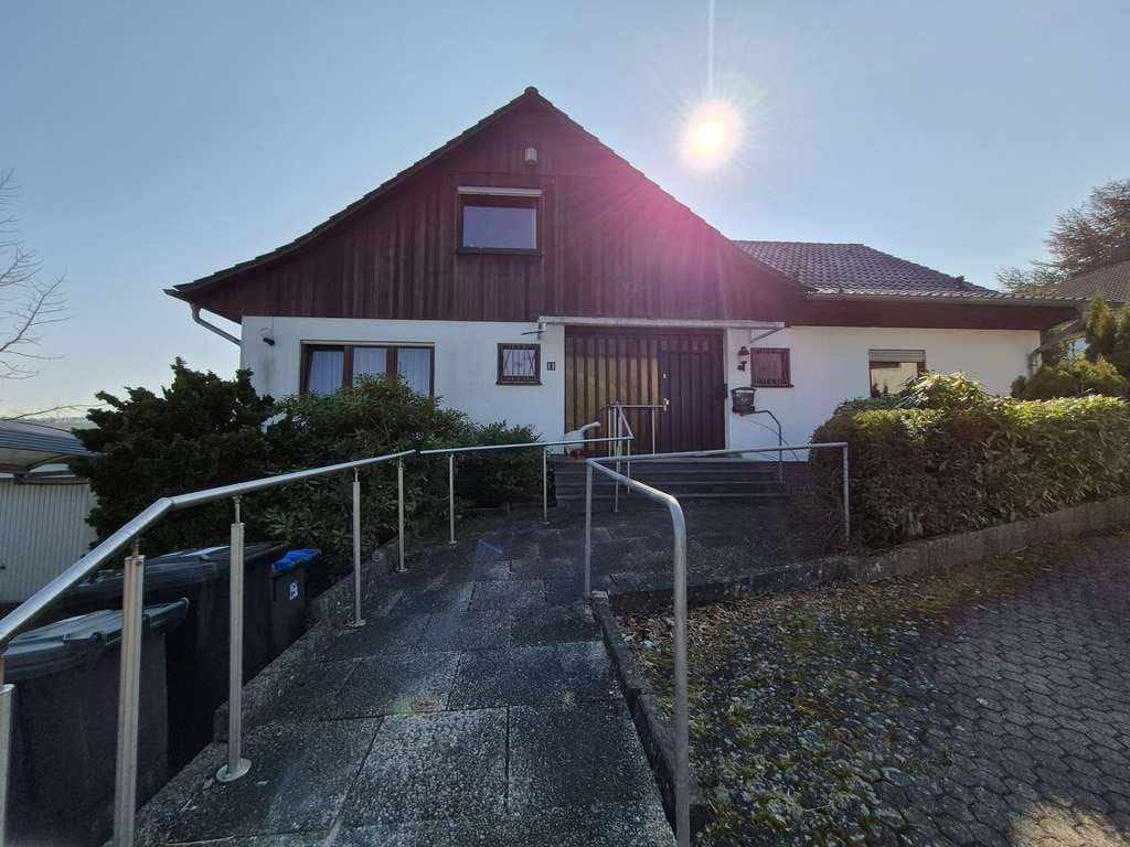 Immobilie in Hardegsen - * Hardegsen * gepflegtes Zweifamilienhaus mit Einliegerwohnung * Wfl. ca. 276 m² * GS ca. 975 m² * - Bild 0
