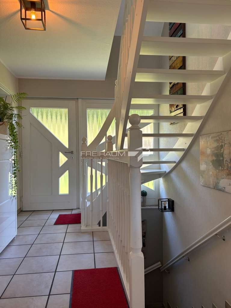 Immobilie in Kirchen (Sieg) - FREIRAUM4 +++ Schönes, gepflegtes Einfamilienhaus mit Einliegerwohnung in sonniger Lage - Bild 4