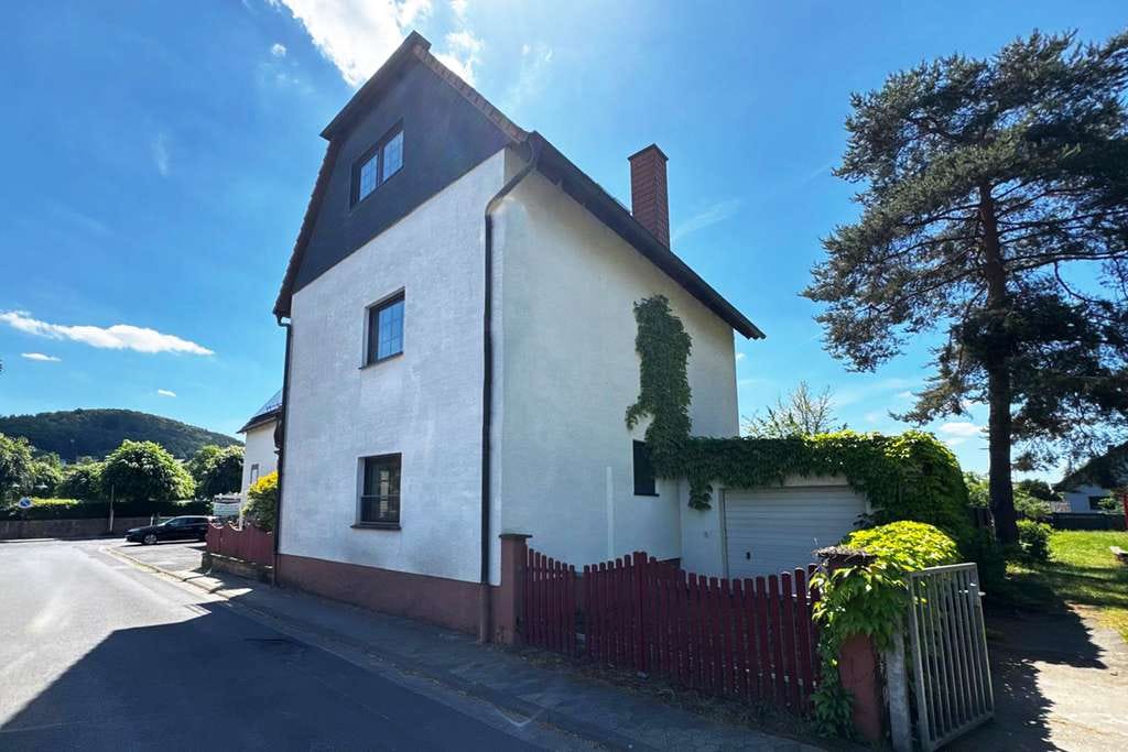 Immobilie in Gelnhausen - Renovierungsbedürftiges Wohnhaus mit Atelier - Bild 0