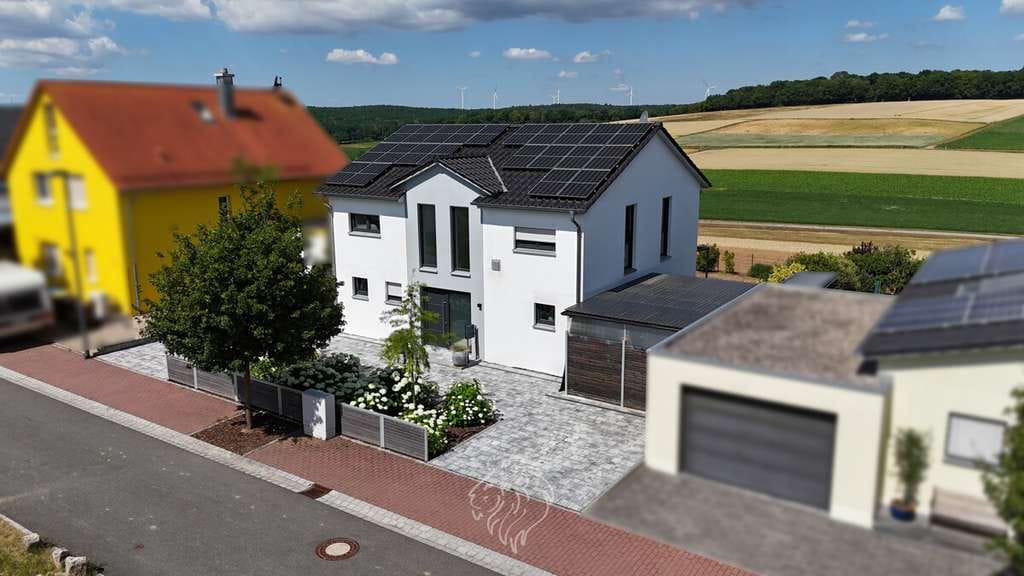 Immobilie in Rimpar - Modern. Effizient. Bezugsfrei: Neuwertiges Einfamilienhaus mit unverbaubarem Weitblick - Bild 1