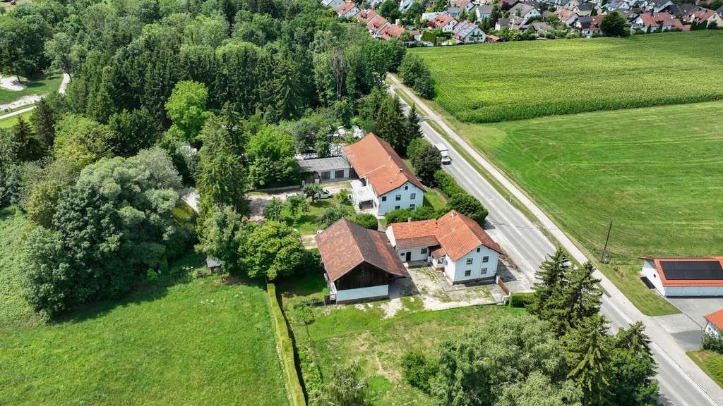 Immobilie in Moosinning - Eichenried b. München: großes Anwesen mit 200qm Einfamilienhaus + Teich + Nebengebäuden - Bild 0