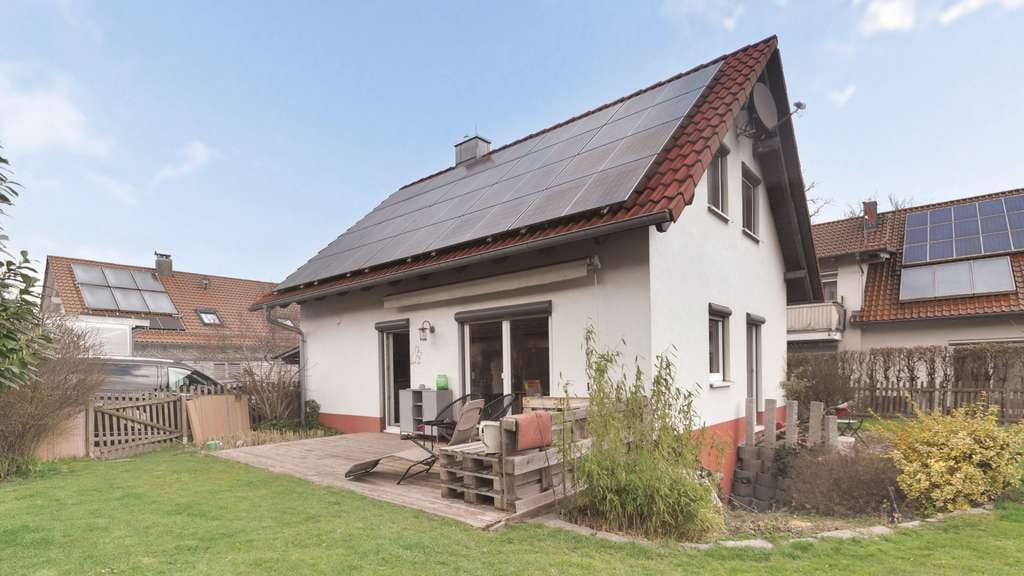 Immobilie in Gutenzell-Hürbel - Modernes Einfamilienhaus mit 5 Schlafzimmern, 2 Terrassen & großem Garten in familienfreundlicher L - Bild 0