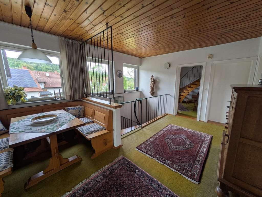 Immobilie in Hilders - Seltene Gelegenheit in der Rhön - Charmantes, rollstuhlgeeignetes Architekten-Chalet in Ortsrandlage - Bild 3