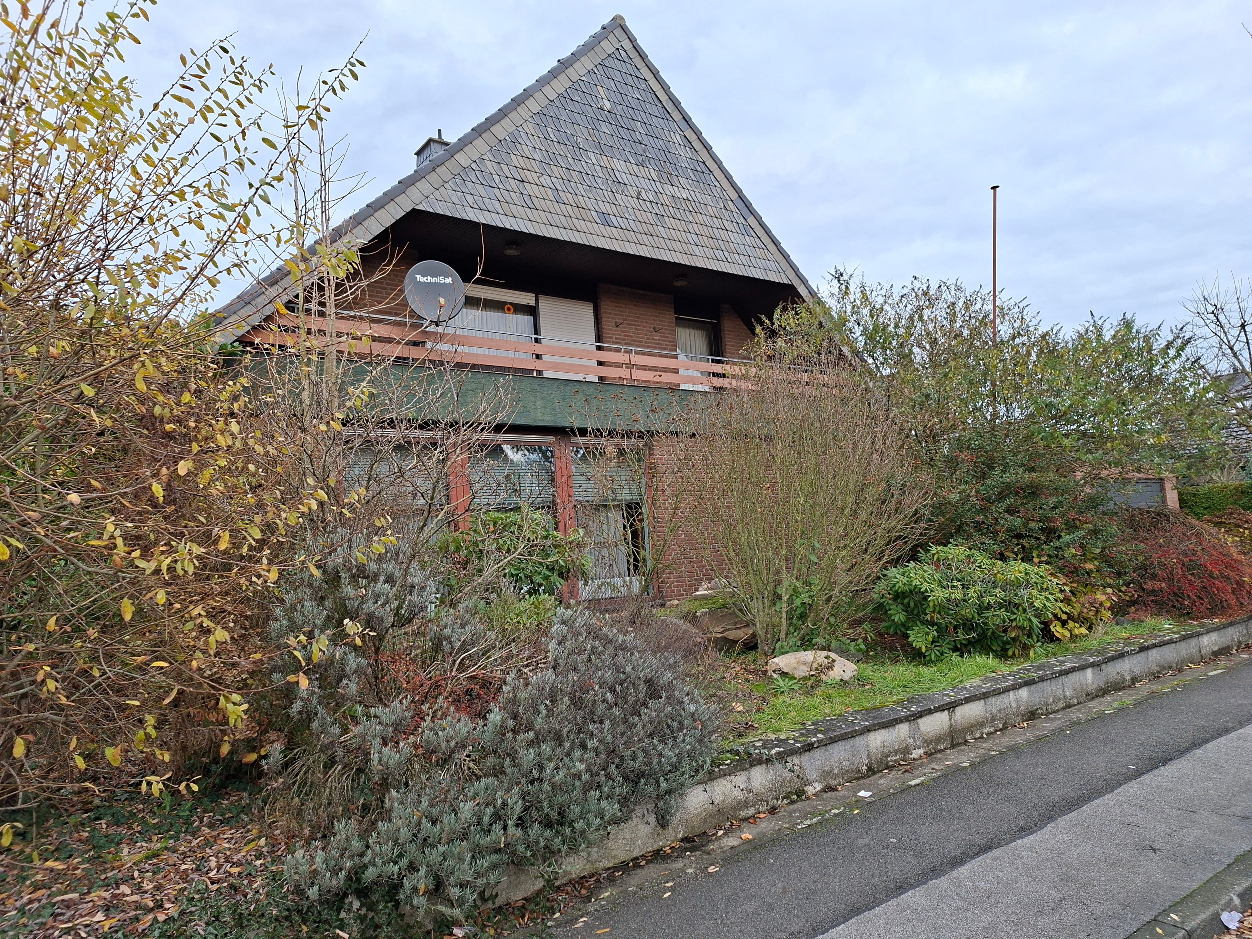 Immobilie in Geldern - Großes Freistehendes Einfamilienhaus mit Nebenräumen - Bild 1
