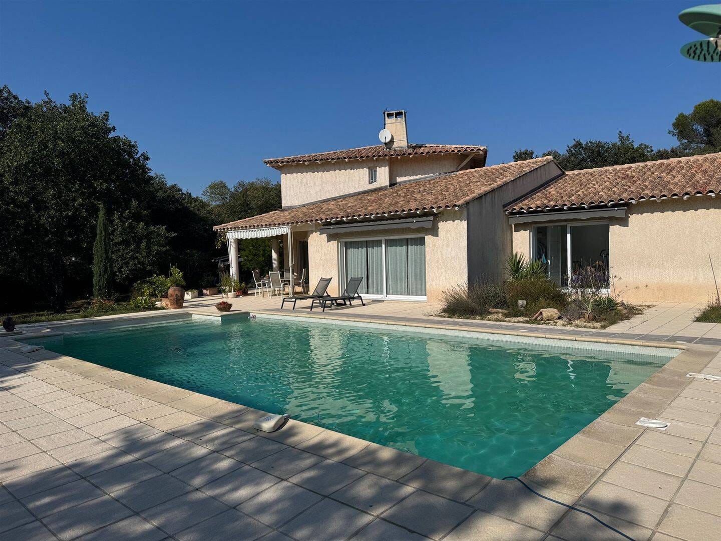 Immobilie in Niederaichbach - Exklusiv in der Provence: Luxusvilla mit Potenzial für Gästezimmer und Wellness - eine Chance - Bild 0