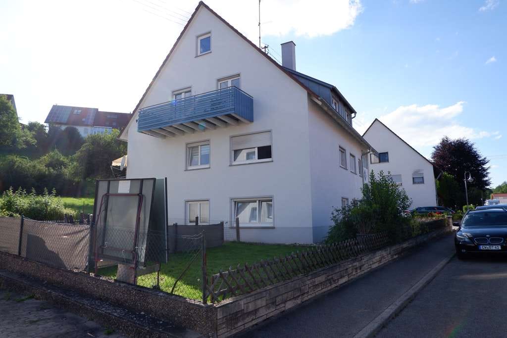 Immobilie in Gechingen - Gepflegtes 3 Fam. Generationenhaus mit Garten und 2 Garagen in 75391 Gechingen, KP: 695.000€ - Bild 1