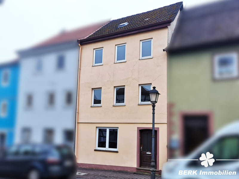 Immobilie in Amorbach - BERK Immobilien - Ensembleschutz - Junges Wohnen im charmanten Altbau-Reihenmittelhaus in Amorbach - Bild 0