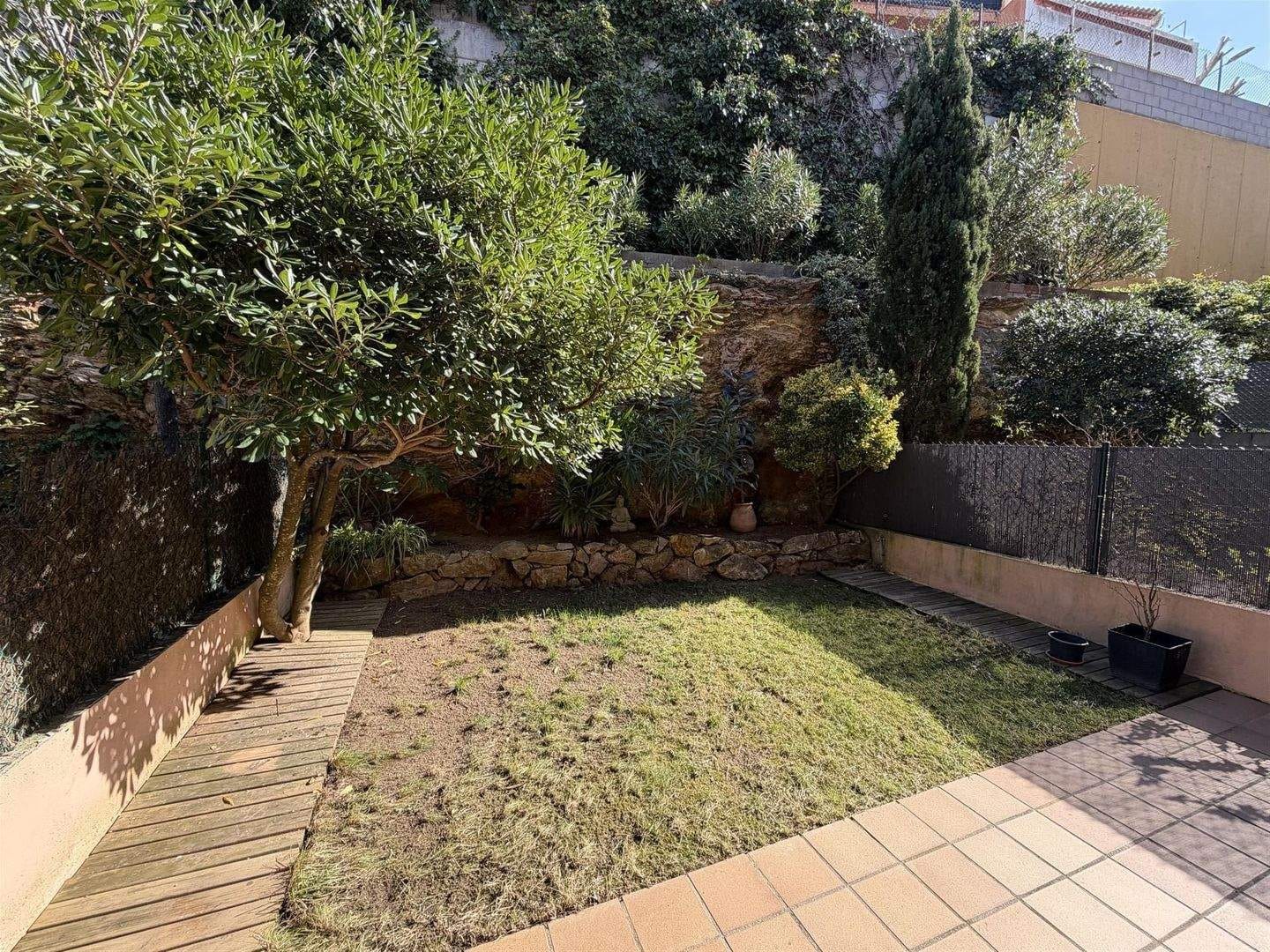 Immobilie in Wesenberg - Doppelhaushälfte mit Garten, Terrasse und großer Garage in Begur - Bild 1
