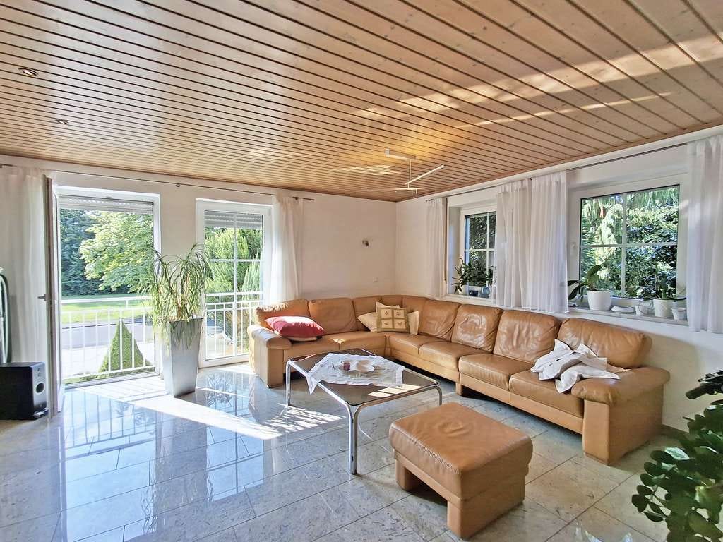 Immobilie in Wiesau - Familienfreundliches EFH mit Einliegerwohnung, Garten & Carport - Bild 3