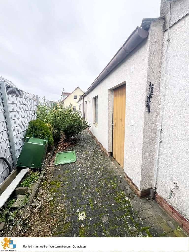 Immobilie in Neumarkt in der Oberpfalz - Renovierungsbedürftiges Reihenhaus mit Potenzial in begehrter Lage von Neumarkt - Bild 4