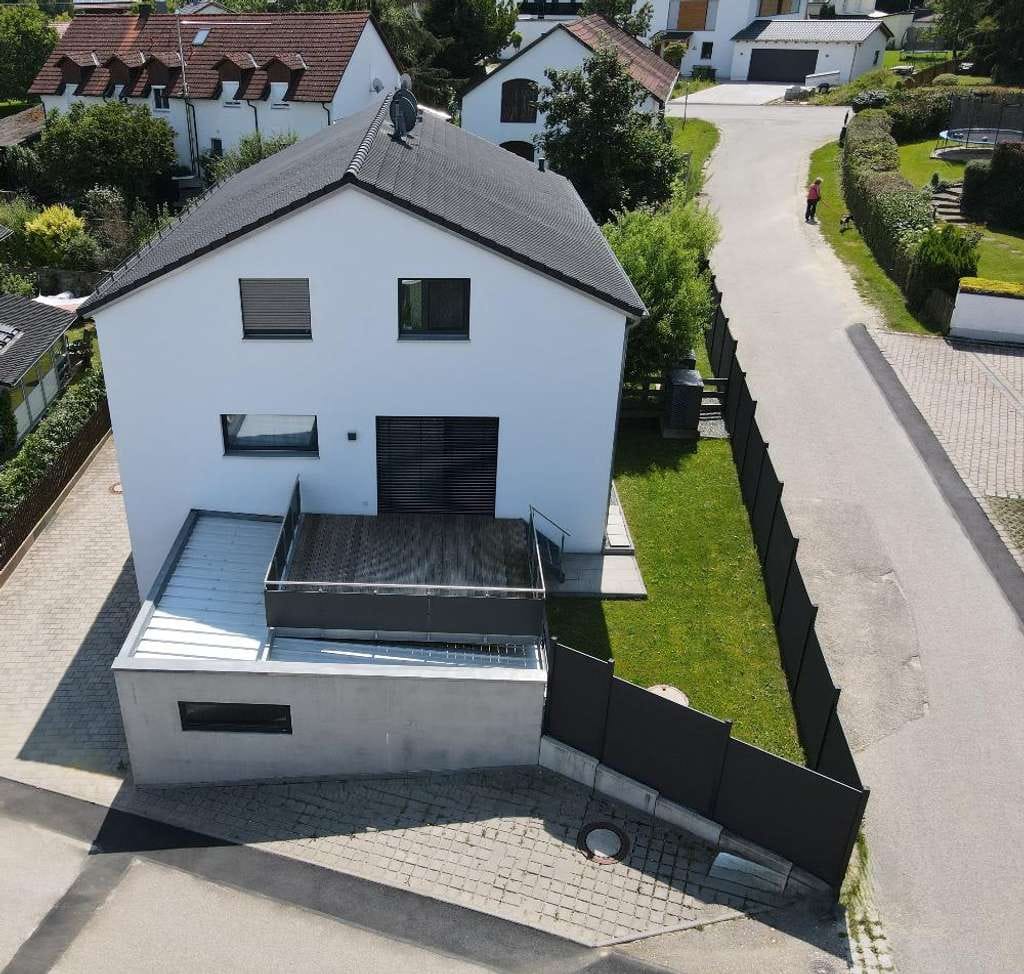 Immobilie in Buch am Erlbach - Ruhiges Wohnen mit hohen Standard - Neuwertige Doppelhaushälfte mit Doppelgarage - Bild 1