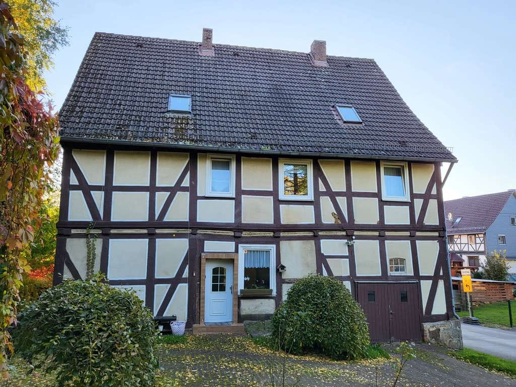 Immobilie in Staufenberg - Individuelles altes geräumiges Fachwerkhaus mit großem Grundstück und Garage - Bild 0