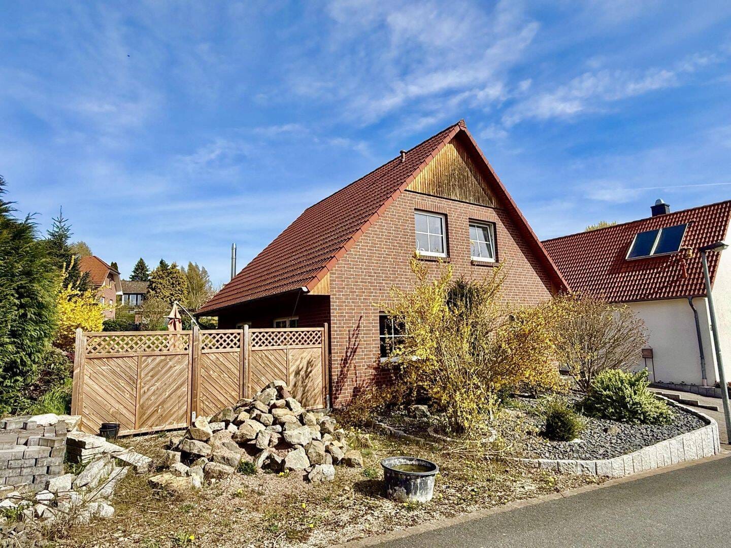 Immobilie in Emmerthal - Ruhiges Wohnen in Amelgatzen - Familienfreundliches Einfamilienhaus mit Doppelgarage, großem Garten und moderner Ausstattung - Bild 2