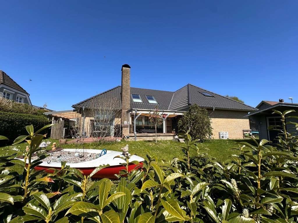 Immobilie in Glücksburg - +++ GLÜCKSBURG! - Einfamilienhaus mit sanierter Einliegerwohnung, Garage und Teilkeller in guter Wo - Bild 1