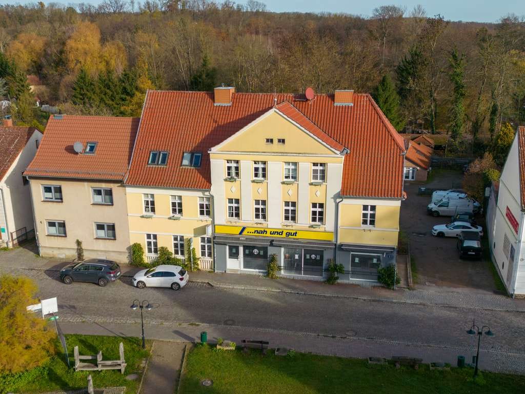 Immobilie in Buckow - Vollvermietetes Wohn- und Geschäftshaus auf großem Grundstück mit Stellplätze & unbebautem Seeblick - Bild 1