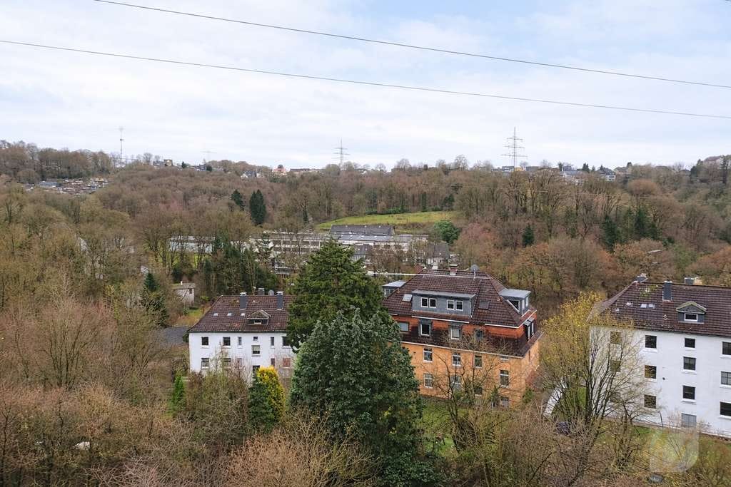 Immobilie in Remscheid - Modernisierte 5-Zimmer-Eigentumswohnung über 2 Ebenen – ca. 129 m² Wohnkomfort - Bild 2
