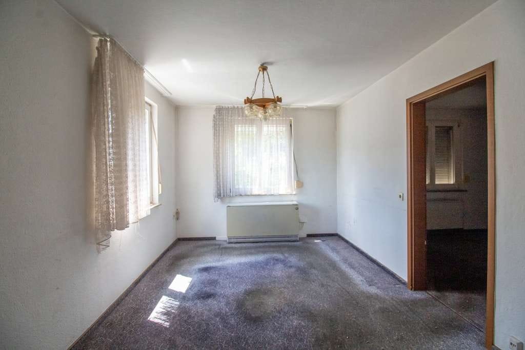 Immobilie in Kempenich - Sanierungsbedürftiges Haus in Kempenich - Viel Potenzial auf 270 m² Grundstück - Bild 1