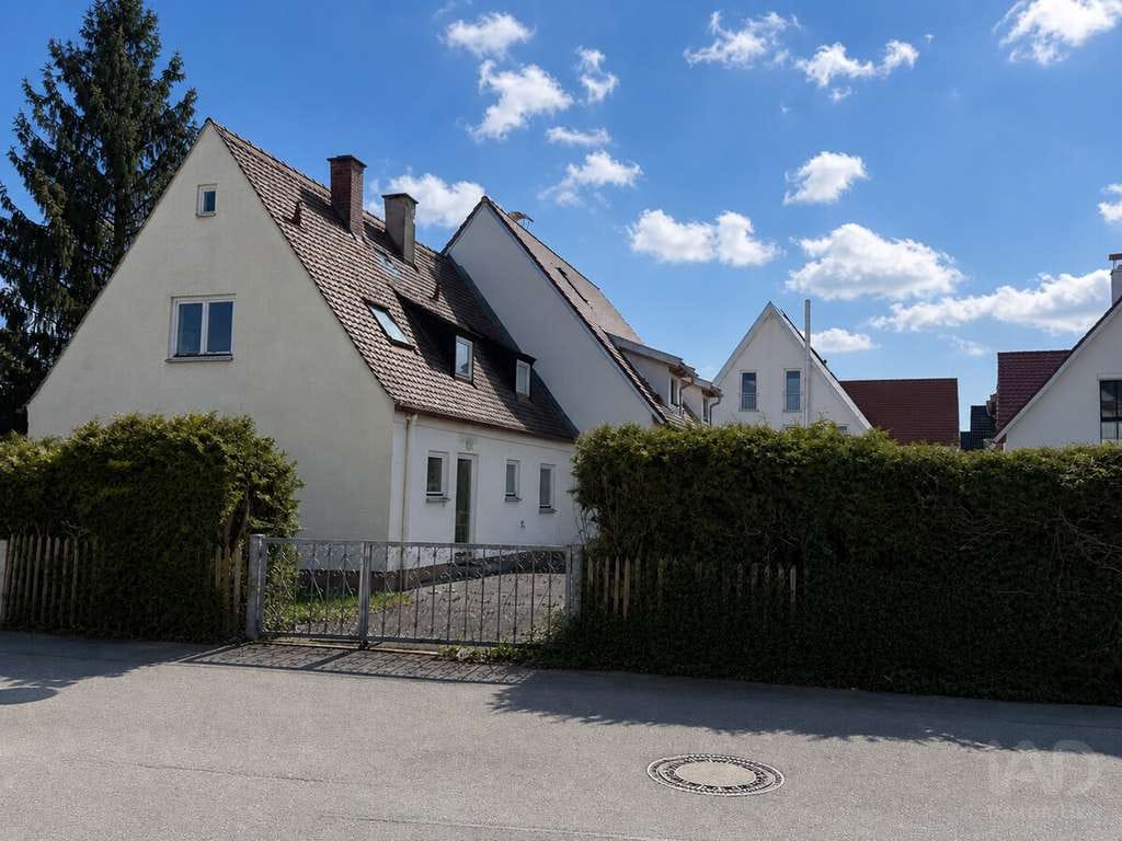 Immobilie in Gilching - Grundstück mit Altbestand – Doppelhaushälfte mit großem Garten und Neubaupotenzial - Bild 2